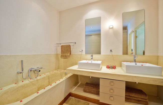 Bon Azur Beachfront Suites & Penthouses with LOV - Photo 60