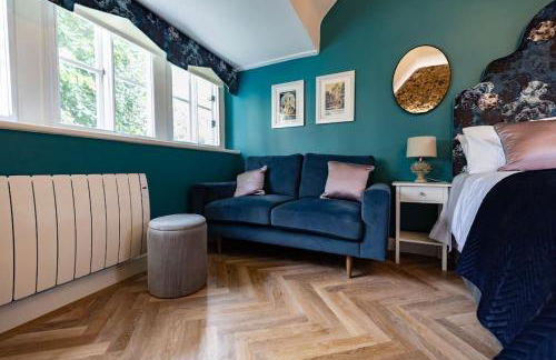 Central Medieval Grid Unique home with Gated parking - Foto 27