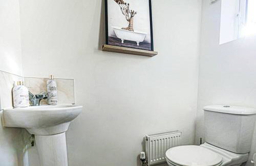 Stylish House with Smart TVs and Netflix, Fast Wifi, Free Parking and Garden by Yoko Property - Foto 28