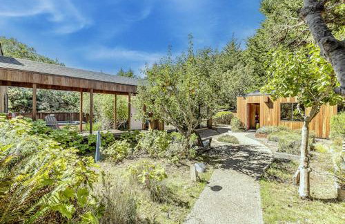 Urban Escape Compound - Photo 37