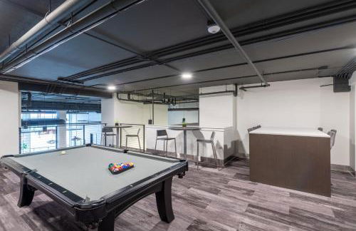 Modern 1BR Apt with Rooftop, Gym, and Parking - Foto 13