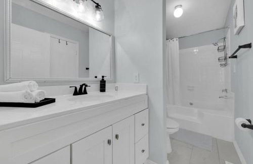 Plush Two Bedroom Retreat. A Home Away From Home! - Foto 6