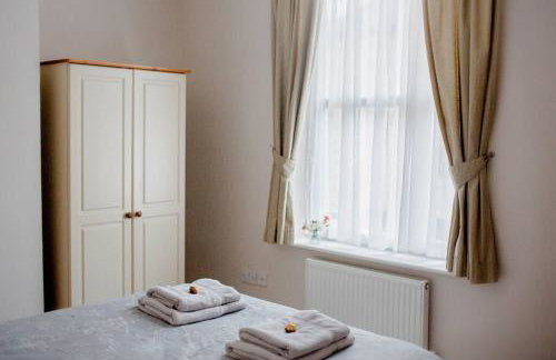 Sleeps 5 - 3 Bedrooms - walk to the square hosted Happy Valley cast - Foto 30