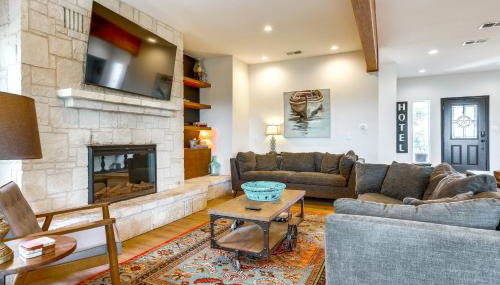 Modern Fischer House with Deck, Fire Pit and Hot Tub! - Foto 4