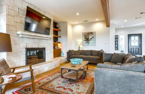 Modern Fischer House with Deck, Fire Pit and Hot Tub! - Foto 4