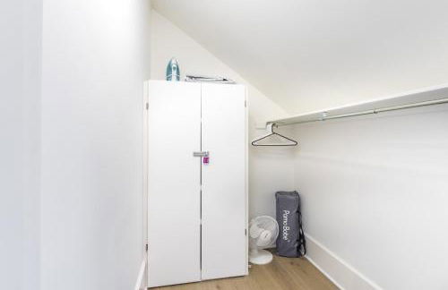 Modern Tudor Style Carriage House - Patio & grill - Foto 15