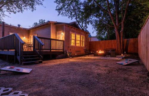 3BR Modern, Gated Home w FreePking, BBQ, Firepit, Mins to Downtown - Foto 14