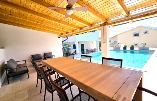 Mare`s Private House 1st floor with Pool - Foto 12