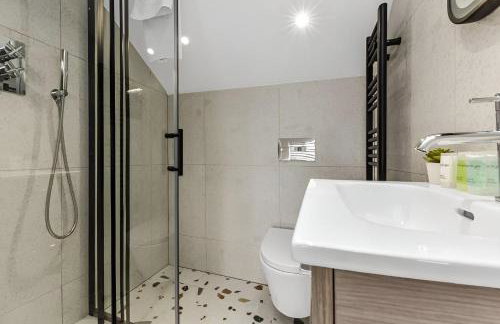 The Ultimate Hangout 4BR Modern House with Garden - Photo 25