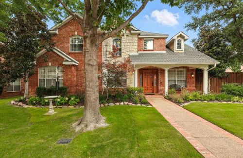 Lewisville Luxe Pool Getaway - Patio BBQ TV Room - Foto 49