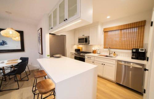 2026 Award Winner, Luxe 2BR, steps to sand & pier, with fire pit, AC and parking - Foto 23