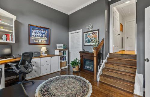 Updated and Spacious Home with Huge Yard Office and Decks - Foto 27