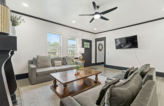 6BR Retreat Comfort Convenience Kitchen 16 - Photo 4