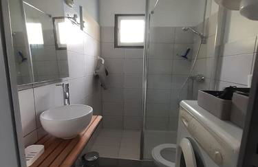 Studio avec jardinet et balcon idéalement situé - Foto 12