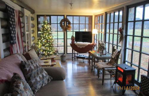 Historic cabin off I-77, views, antiques, Wi-fi, wonderful experience for 2! - Foto 61