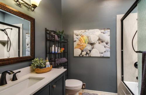 Hot Tub and Games! Lakeside Sherwood Forest Cabin - Foto 16