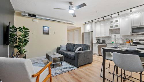 Upscale King Bed Suite ADA with Free Parking - Foto 5