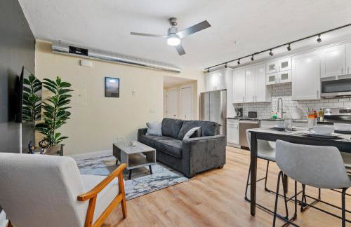 Upscale King Bed Suite ADA with Free Parking - Foto 5