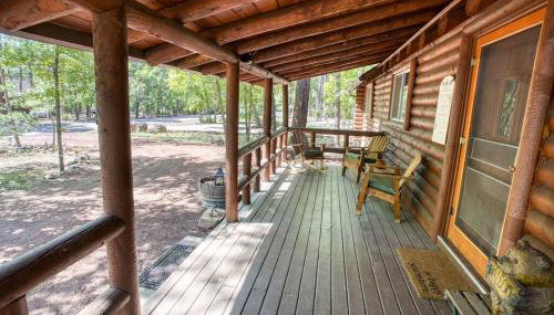 Charming Log Cabin in Tall Pines with Fire Pit Near Trails & Lake - Foto 4