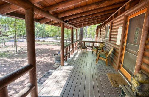 Charming Log Cabin in Tall Pines with Fire Pit Near Trails & Lake - Foto 4