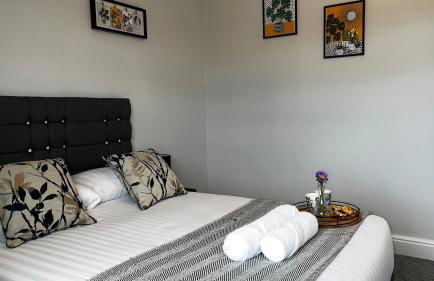 The Cheshire Gathering - Hot Tub 8 Bedroom - Photo 58