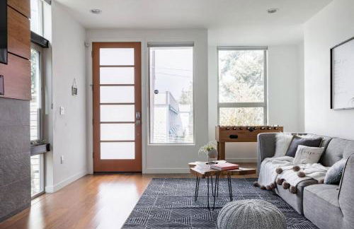 Urban Architectural Retreat with Rooftop Deck & Fi - Foto 1