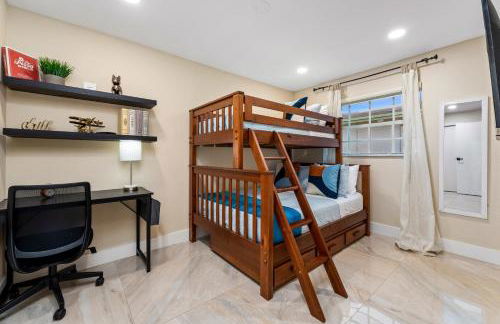 Waterfront Oasis Escape with 7 Seats Hot Tub! - Foto 13