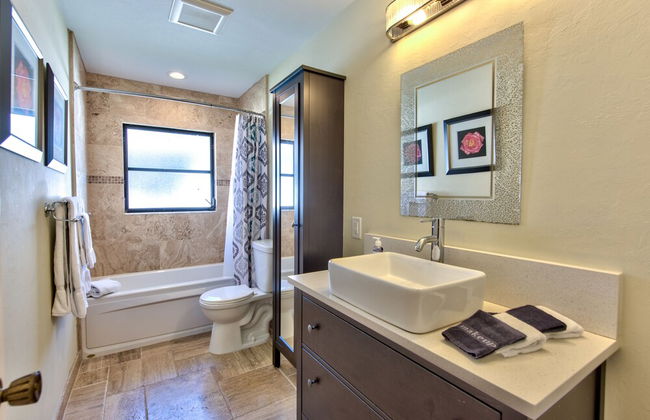 Avanti Vacation Rental, Relaxing 3-BR Retreat with Private Pool Minutes from Vanderbilt Beach and Delnor-Wiggins State Park. Enjoy Southern Exposure, BBQ Area, and Pet-Friendly Comfort - Foto 12