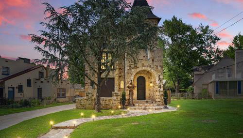 Castle Stay by Gathering Place Hot Tub & Fire Pit - Foto 1