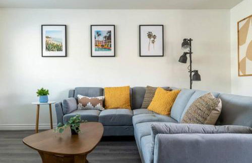 Modern 2BR Condo with King Bed & Balcony near LA - Foto 27