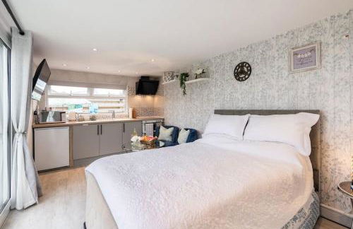 Adorable private couples retreat with hot tub - Photo 9