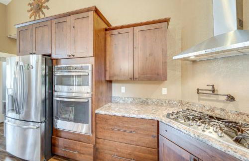 Deck and Views Scenic Group Getaway in Lakeside! - Foto 7