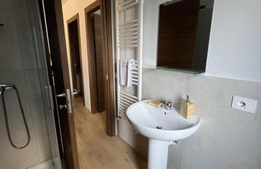 Tra il bosco e il lago - Foto 21