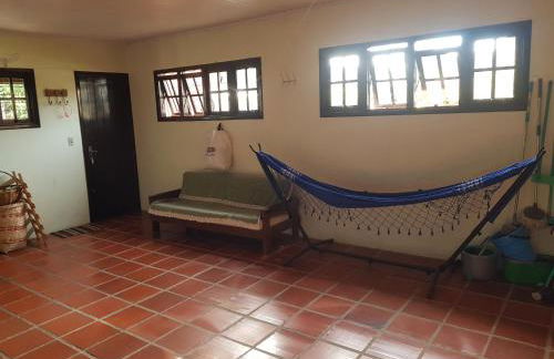 CASA COMPLETA, CENTRO, 4 Qtos, Wi-Fi, 130m quadrados, 4 Camas Casal, Churrasqueira e Apetrechos, Vasto Quintal e Varanda nos Fundos, 2 Banheiros, 9 Pessoas, Área Frontal, Garagem Coberta, Estacionamento Interno 2 Carros, Fogão a Lenha - Foto 27
