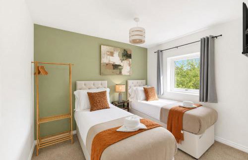 Stylish 3 Bedroom House - Excellent Location - Free Parking, Garden, Fast Wifi, Work Space and Self-Check-In by Yoko Property - Foto 5