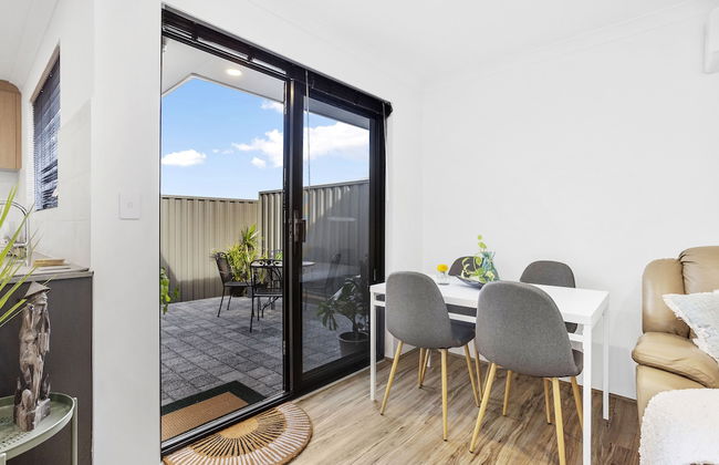 Perth Airport Hideaway - Photo 16