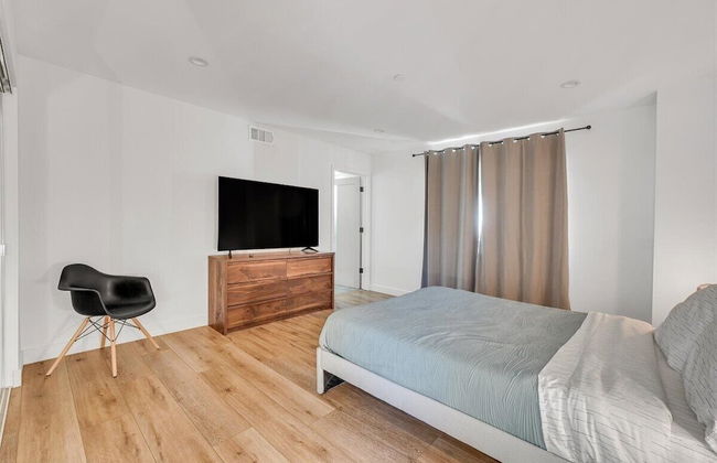 Luxurious Townhome - Photo 8