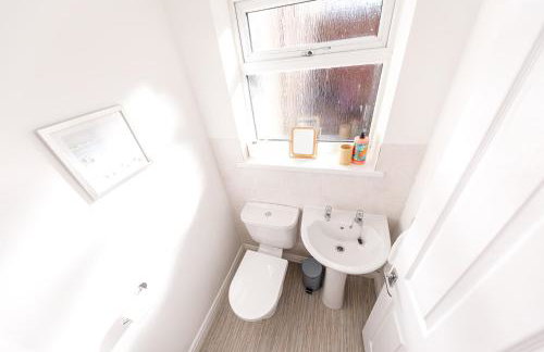 Bright and Well-Kept 3-Bed Property! Free Parking - Foto 11