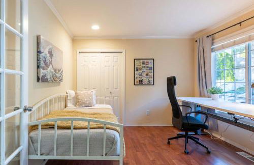 Spacious & Serene 6-Br Family Retreat in Kirkland - Photo 19