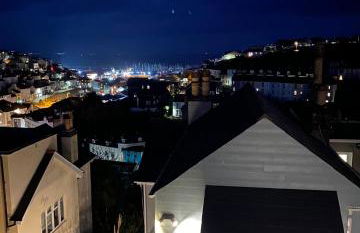 Little Trevio - seaside haven with parking and sea views - Photo 37