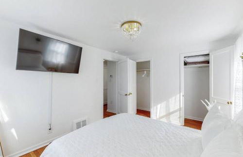 End Zone Escape-Light and Bright HOF Village Home - Foto 23