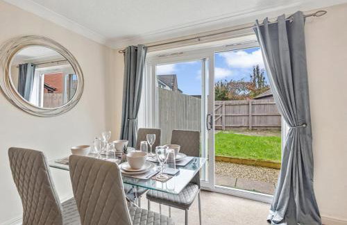 Modern Terraced House with Private Garden, Near Airport & MET Office - Foto 7