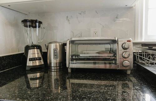 Exclusive Lux Home Near Town • Game Rm • Gym • 4BR - Photo 36