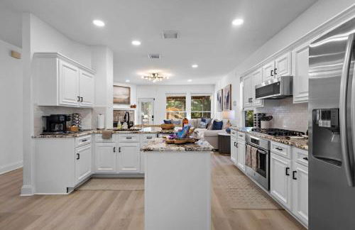 Heated Pool & Spa Mini Golf Bowling Game Room perfect for family - Photo 22