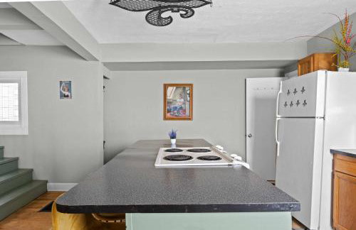 Cozy Downtown Stay w Private Backyard & Parking - Foto 25