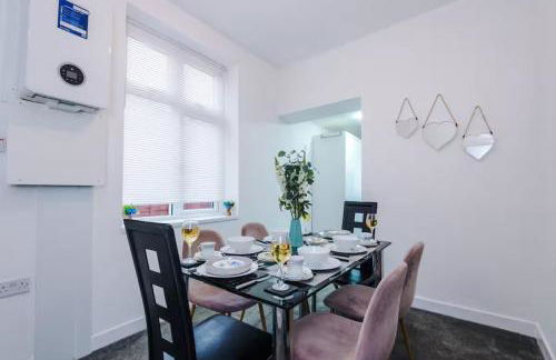 Group-Friendly Home near Manchester with Hot Tub and Private Cinema Room - Foto 13