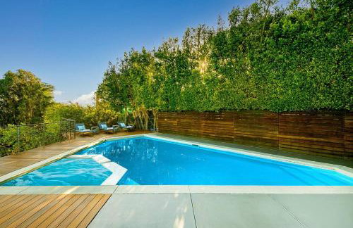 Stunning Modern Estate in BH with Pool, Spa, and Views - Foto 36