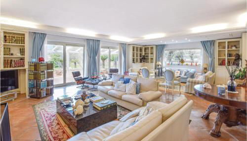 Amazing Home With Pool - Photo 4