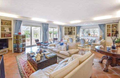 Amazing Home With Pool - Photo 4