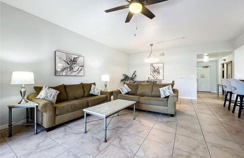 Spacious 3 Bed 3 Bath Luxury Condo 5 min from Disney - Photo 2